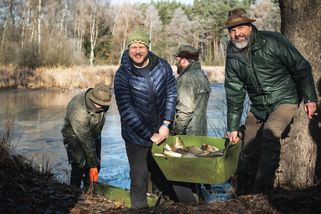 Dostat kapra z vánočního prokletí. Na Táborsku vylovili první velký biochov - Seznam Zprávy